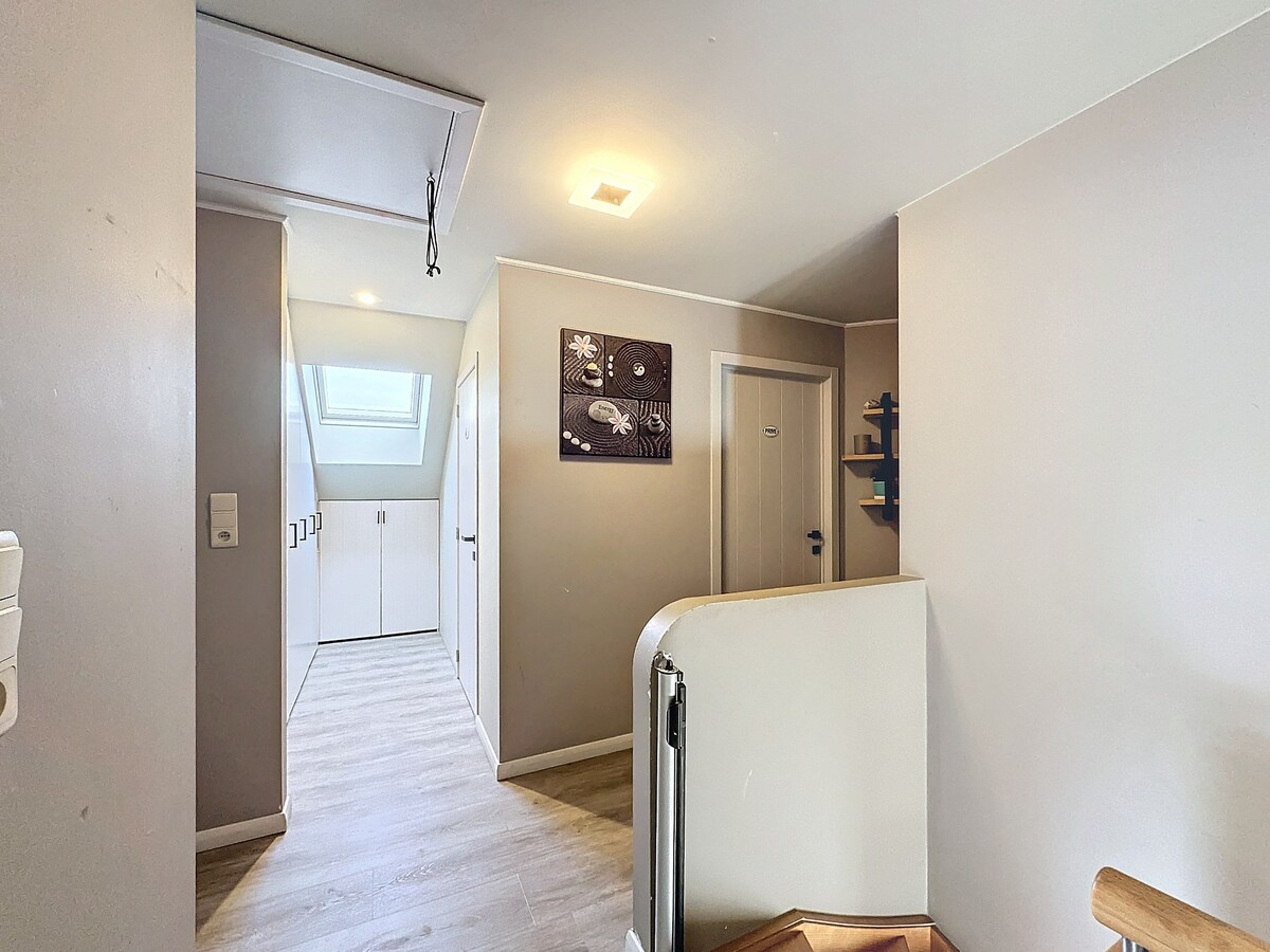 Deze woning is gelegen in Kaulille, een deelgemeente van Bocholt, in een doodlopende straat met een gezellig pleintje. 