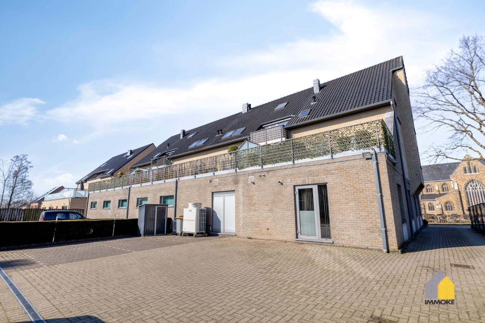 Gelijkvloers appartement (91 m²) in centrum met 1 slpk en parking. 