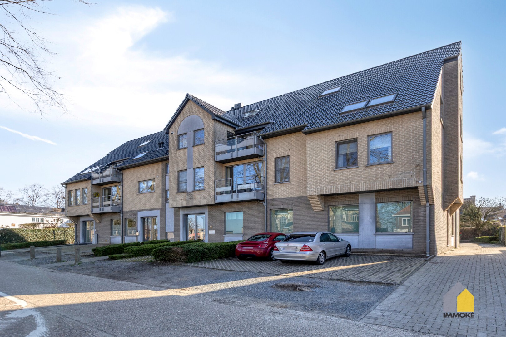 Gelijkvloers appartement (91 m²) in centrum met 1 slpk en parking. 