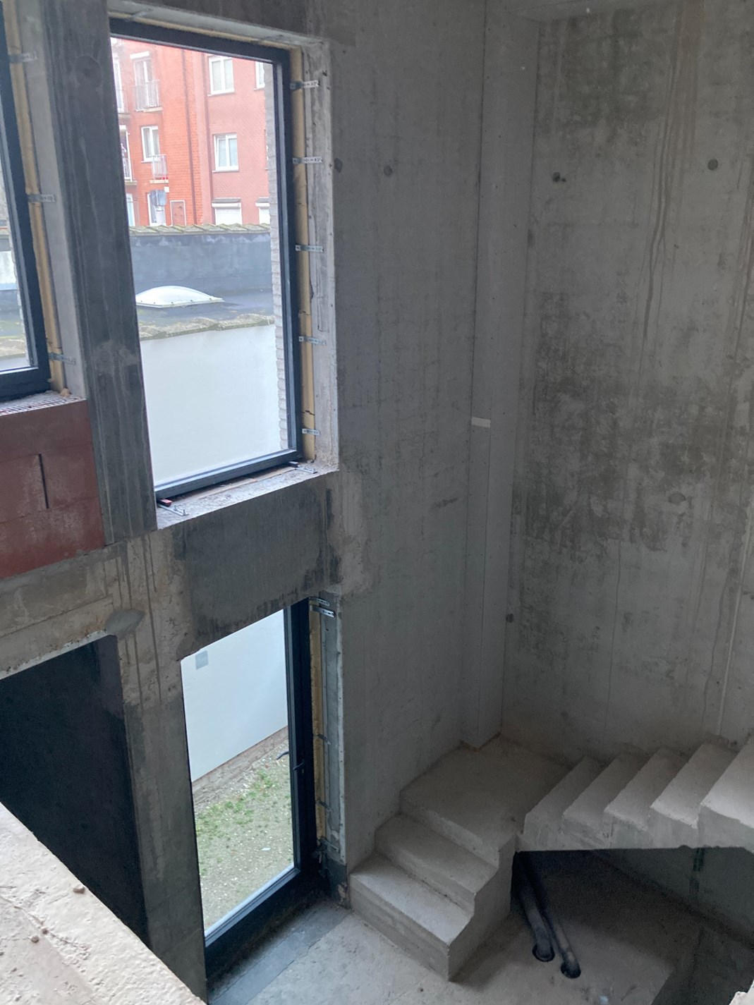 Local commercial avec mezzanine et beaucoup de luminosité situé dans une résidence neuve dans un emplacement de choix sur la Lippenslaan à Knokke. 