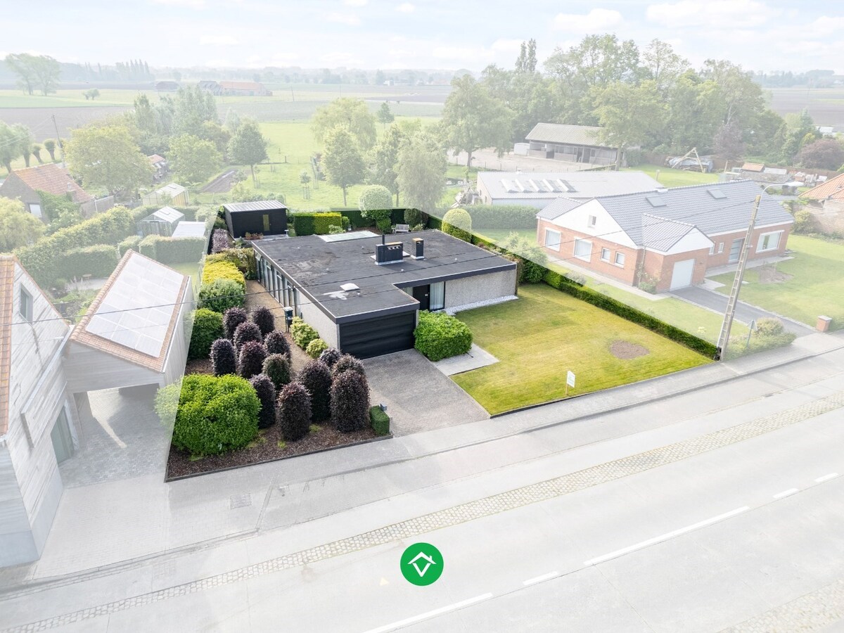 Alleenstaande woning met 4 slaapkamers en dubbele garage te Koekelare 