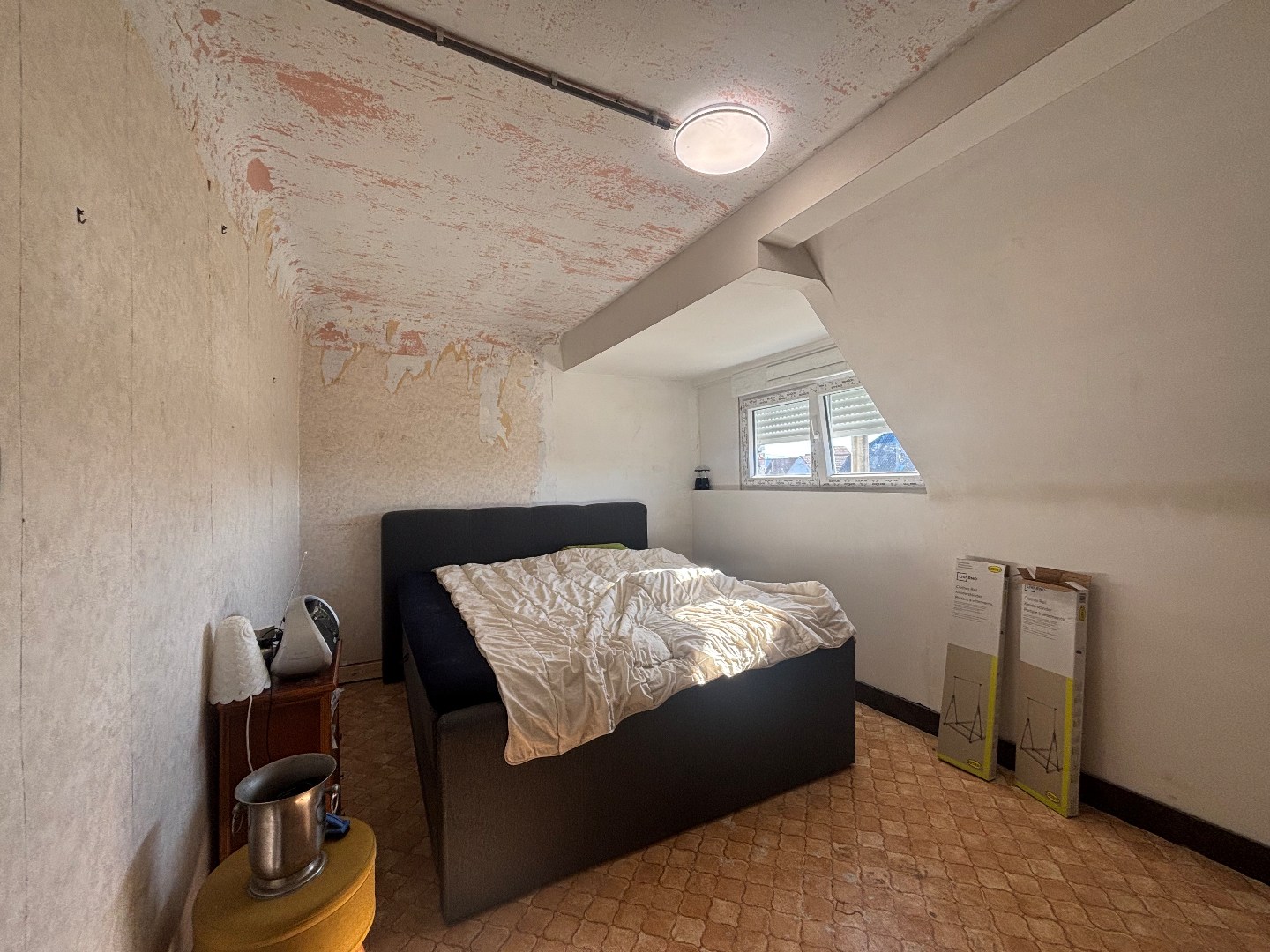 Te renoveren woning met 2 ruime slaapkamers in Mol 