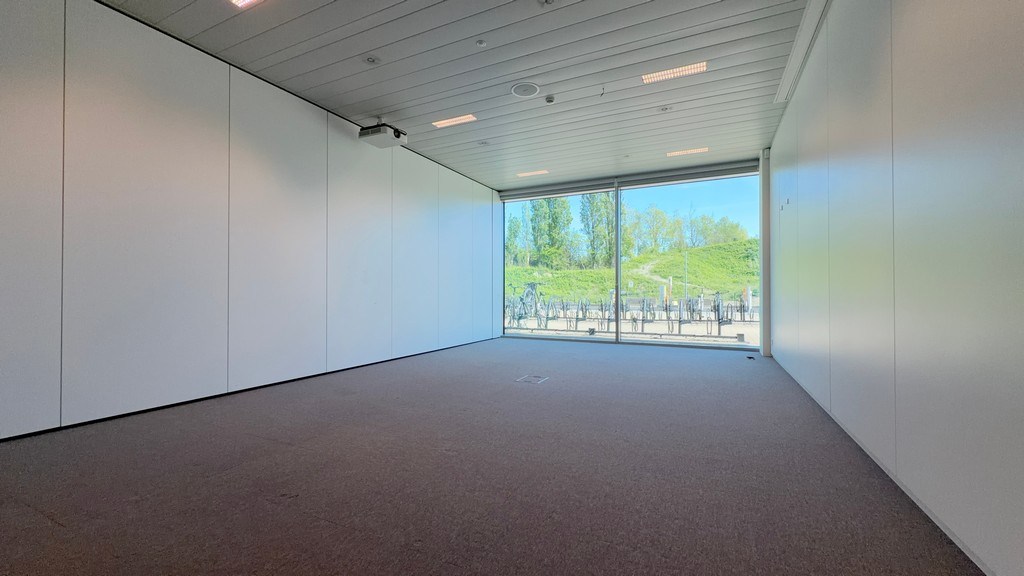 Instapklaar kantoorgelijkvloers te huur in Blue Towers in Gent