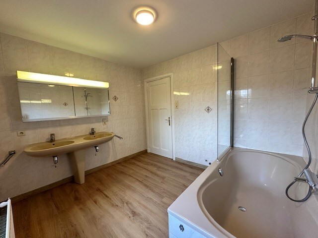 Een nette, comfortabele  gezinswoning met 3 slaapkamers, garage en tuin. 