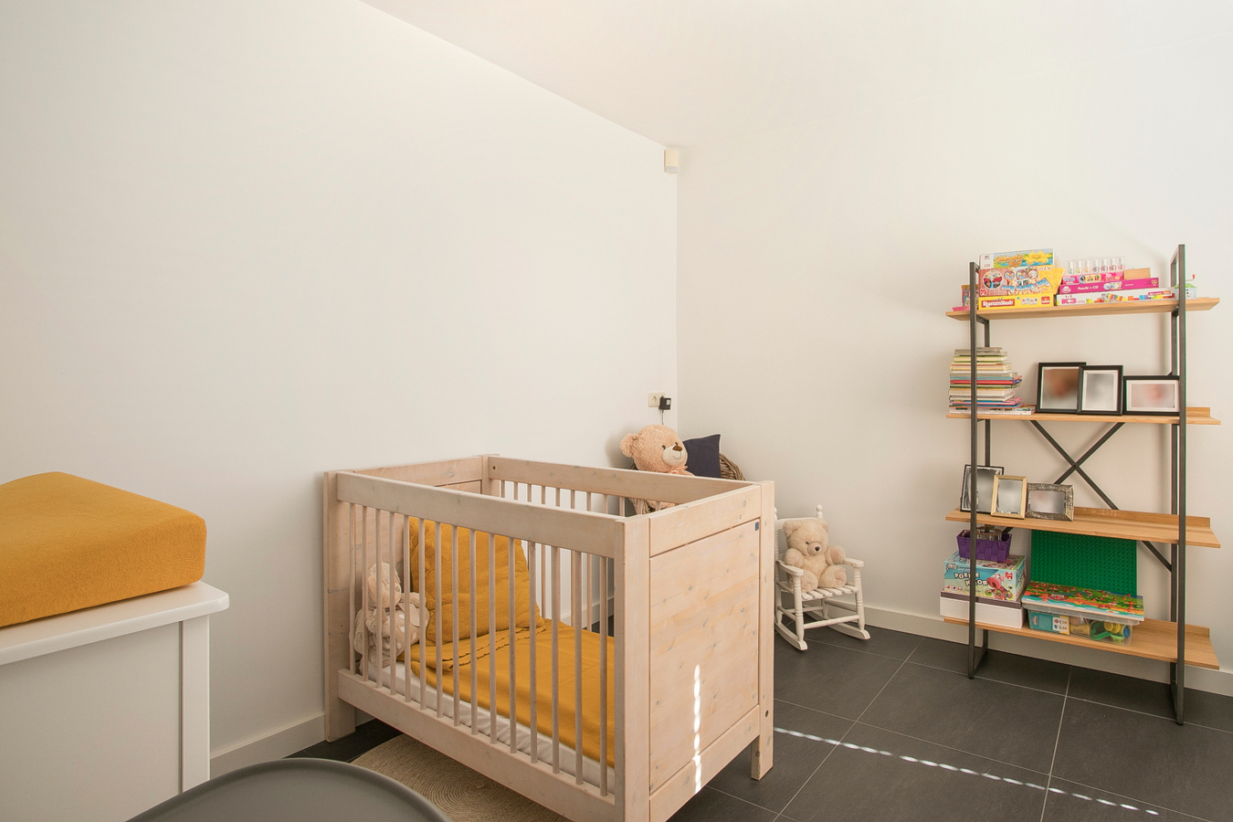 Deze moderne en royale vrijstaande woning staat op een rustige woonlocatie op een mooi hoekperceel. 