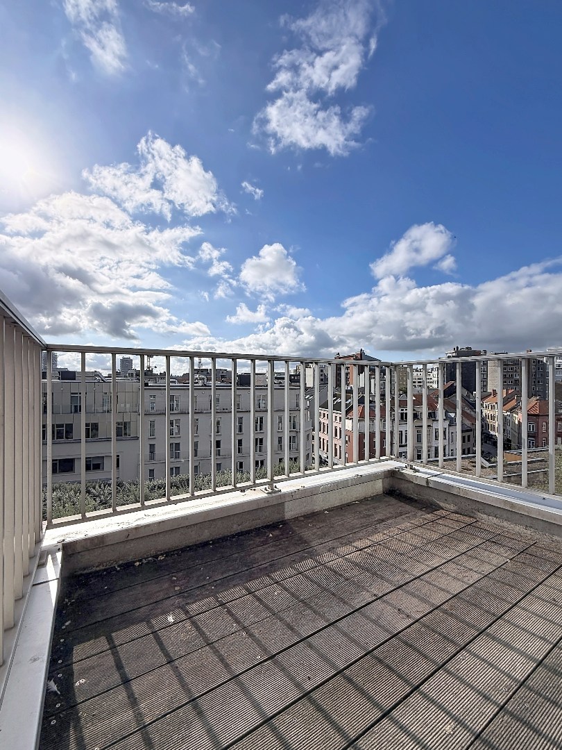 Appartement ensoleillé avec terrasse en plein centre-ville mais dans un oasis de verdure. 