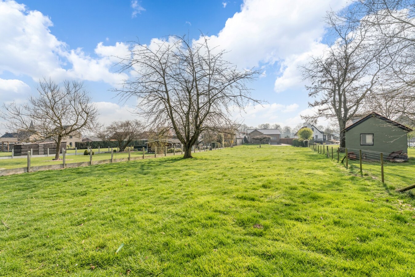 Zeer goed onderhouden gelijkvloerse gezinswoning op een riant perceel van 19a75ca op een rustige locatie te Schalkhoven, een deelgemeente van Hoeselt. 