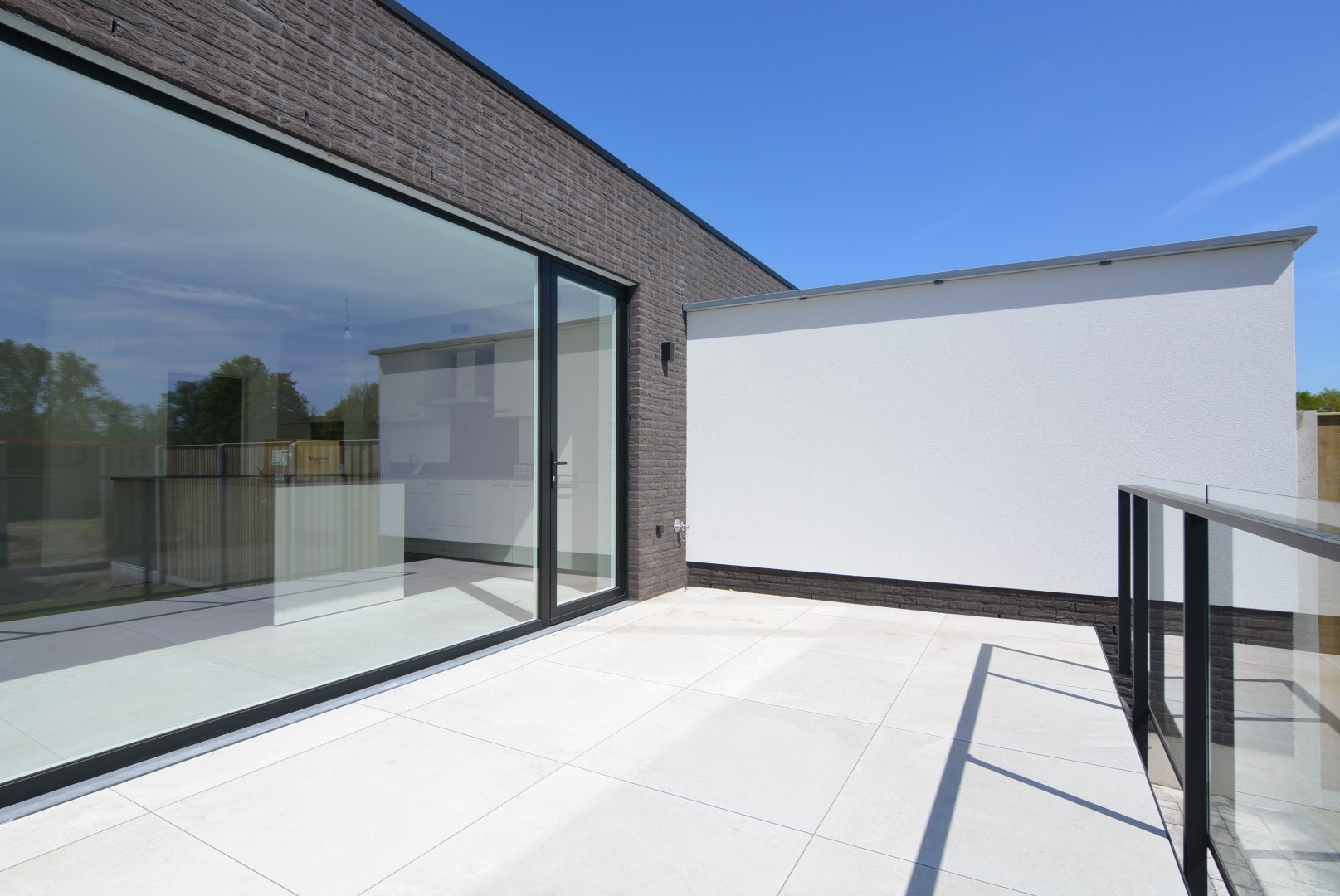 Moderne, energiezuinige, halfvrijstaande woning met carport op 3 a 80 ca. 