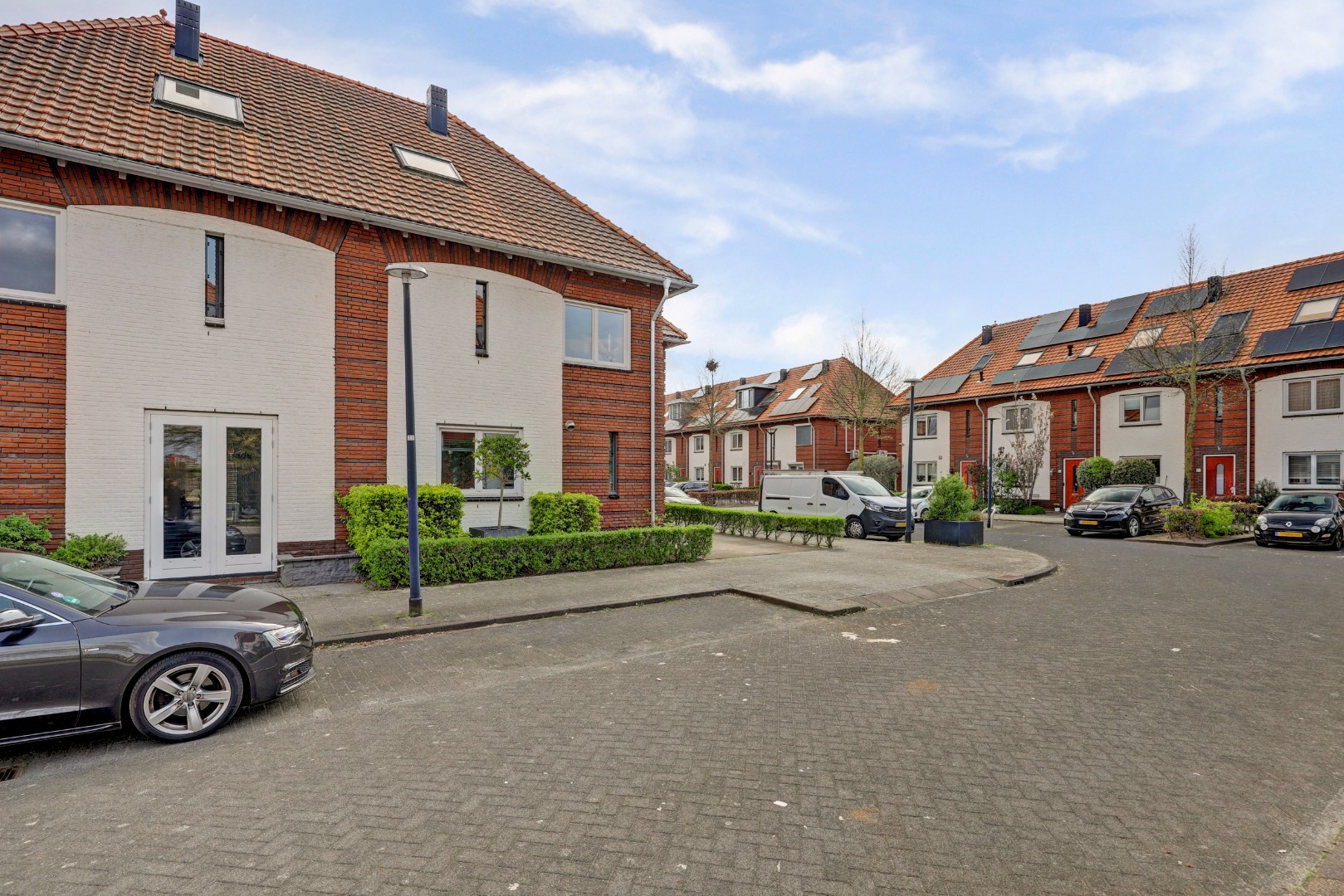 Luxe en royale 5-kamer 2-onder-1-kap woning met garage, eigen parkeerplaats, sauna én zonnige tuin op het zuiden en gelegen in een rustige straat! 
