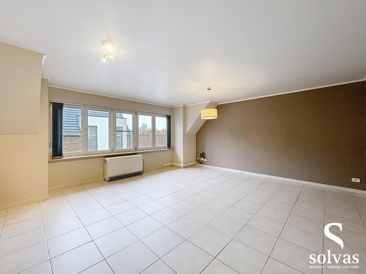 Gezellig dakappartement met terras en twee slaapkamers te hartje Knesselare. 