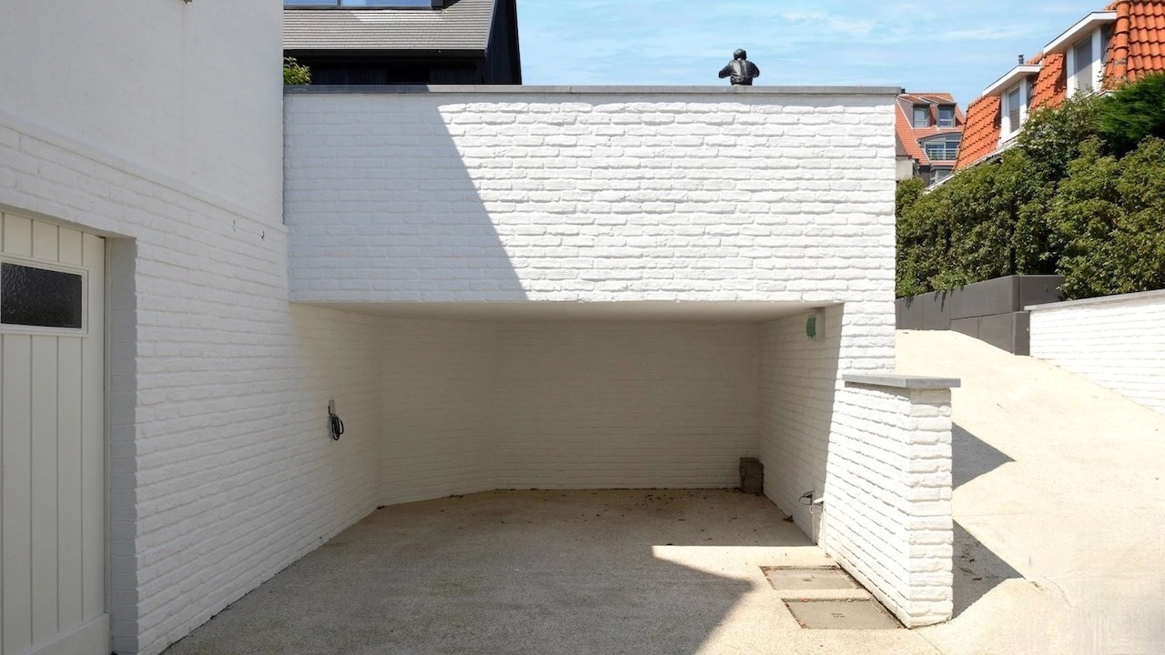 Gezellige villa in een paadje op een zeer centrale ligging, net naast het commerciële centrum van Knokke en op wandelafstand van de zee. 