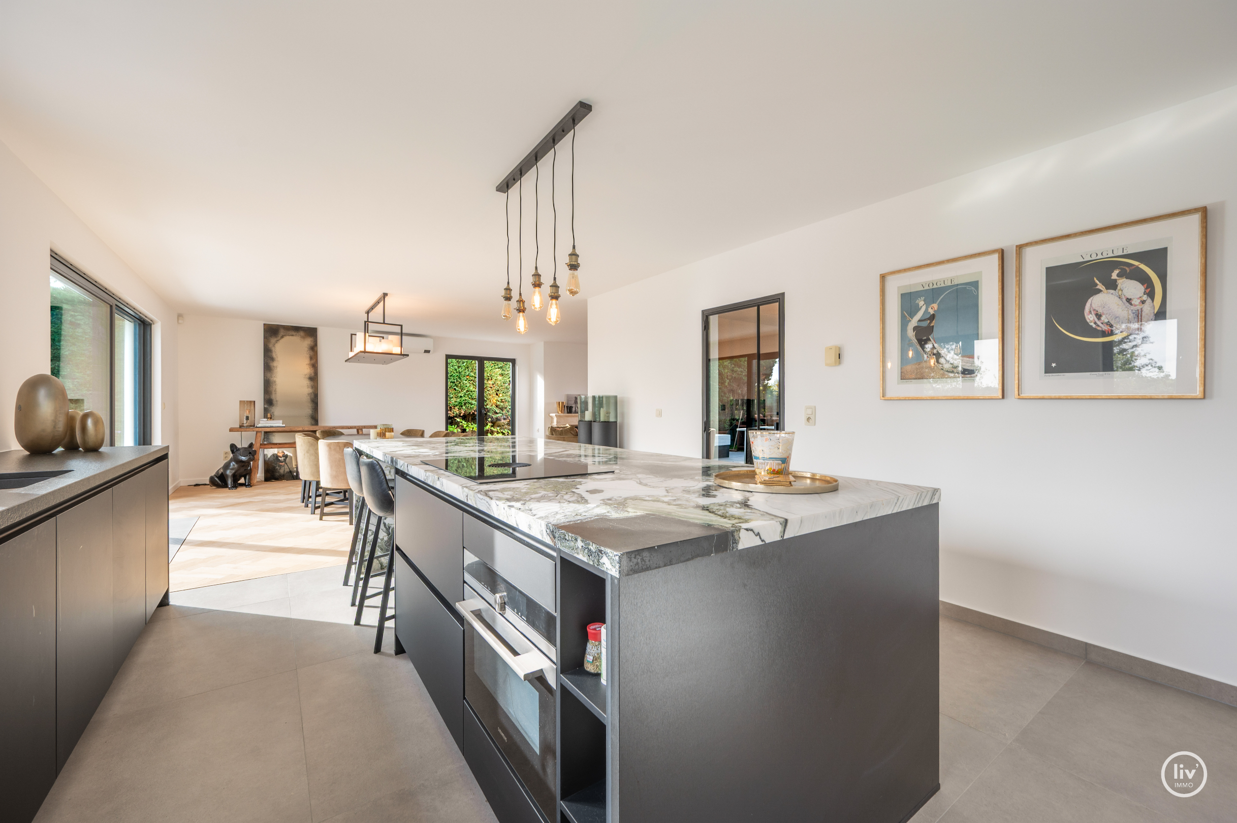 Magnifique villa rénovée avec toit de chaume, bien située près de Duinenwater à Knokke. 