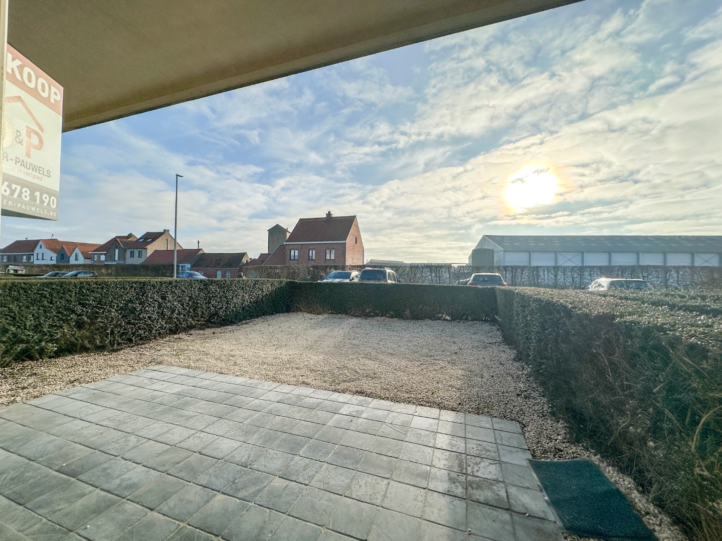 Lichtrijk gelijkvloers appartement met 2 slpk, garage en autostandplaats 