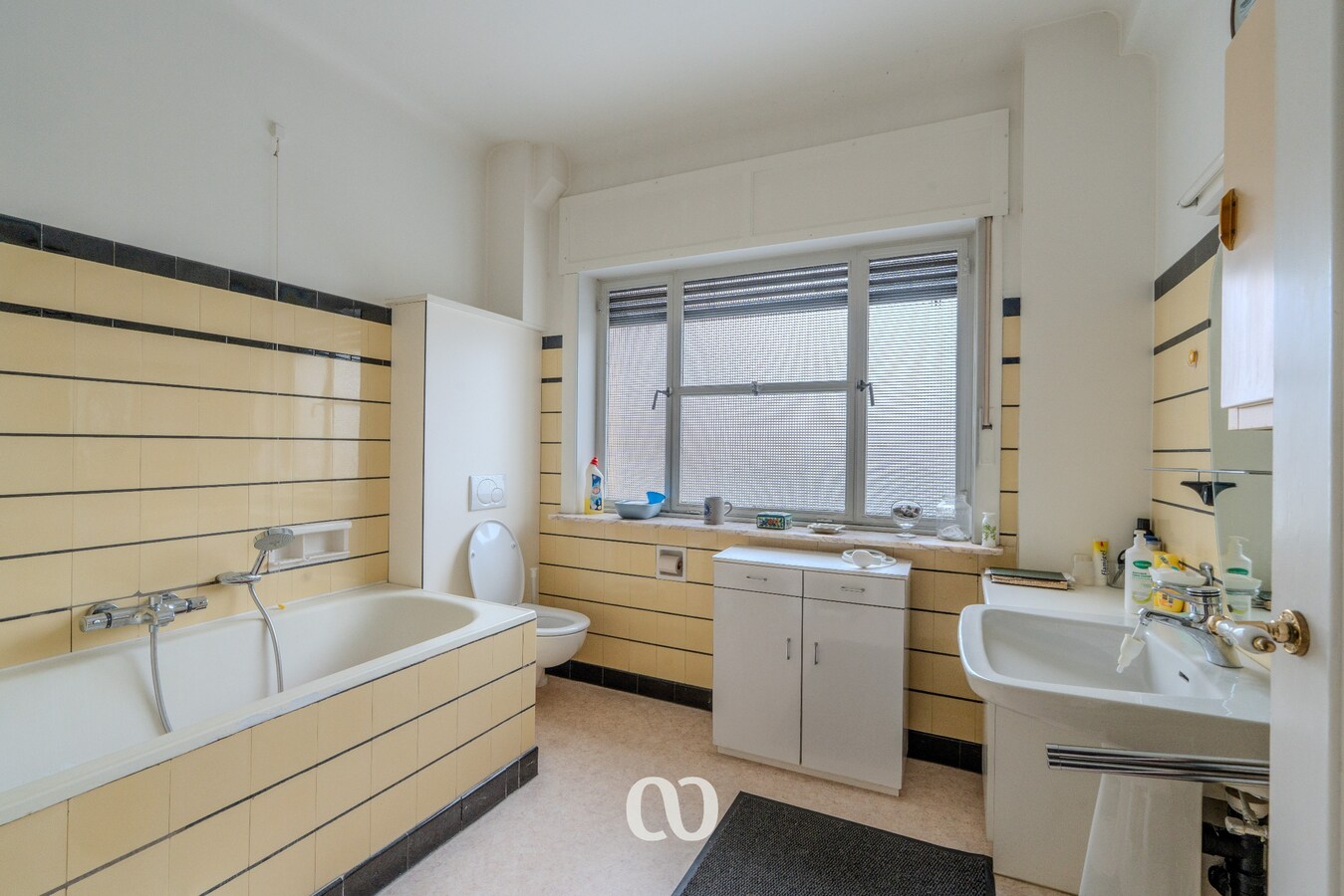 Zeer grote karaktervolle woning in art-deco stijl met tal van mogelijkheden 