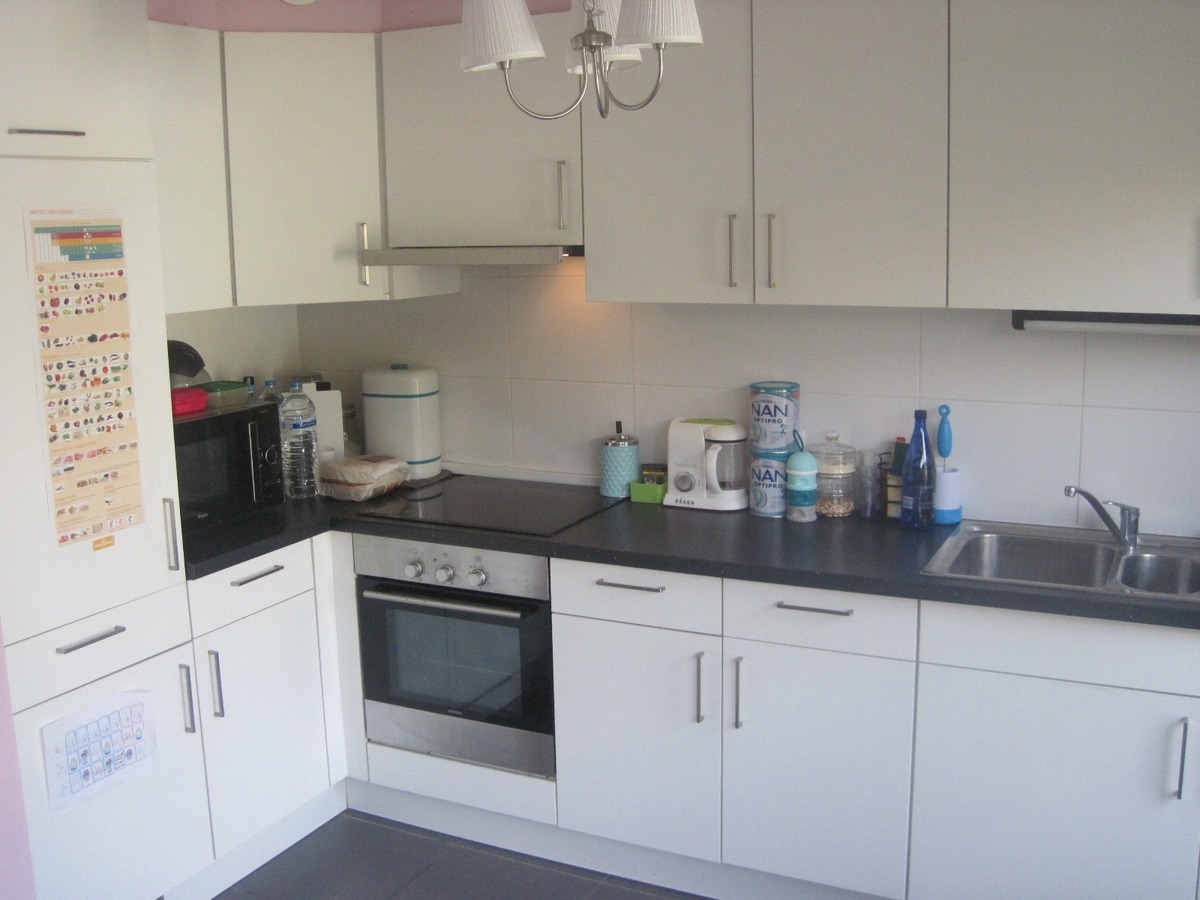 Ruim gelijkvloers appartement met terras en tuintje. Incl. afz. garage ! 