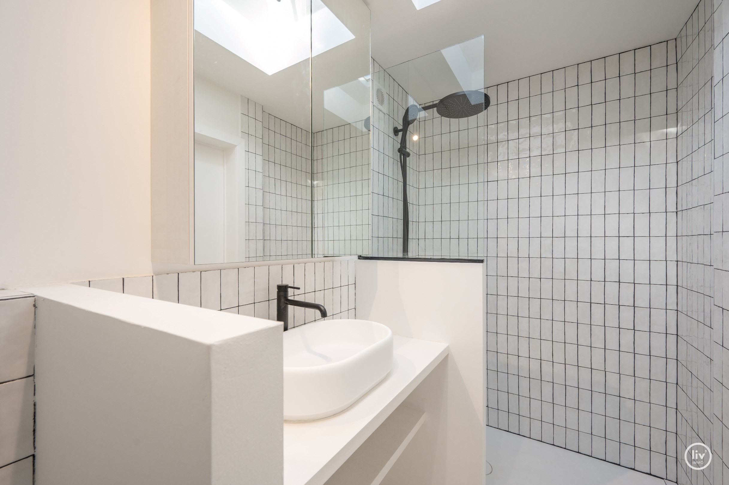 Ruim hoekappartement gelegen nabij de Lippenslaan, het station en Duinenwater. 