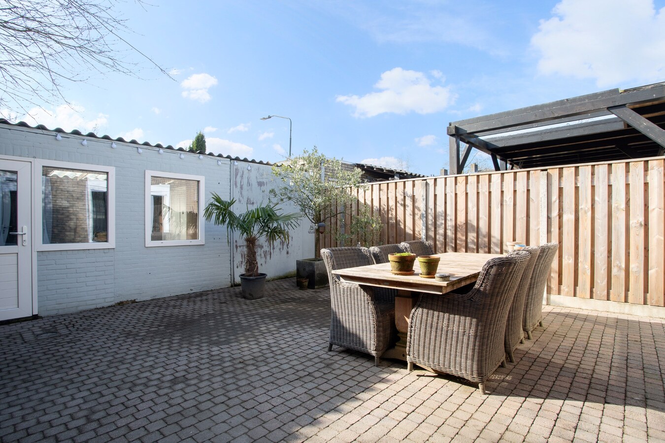 Uitgebouwde middenwoning met grote berging (28 m2) gelegen in een gewilde woonwijk in Bladel. 