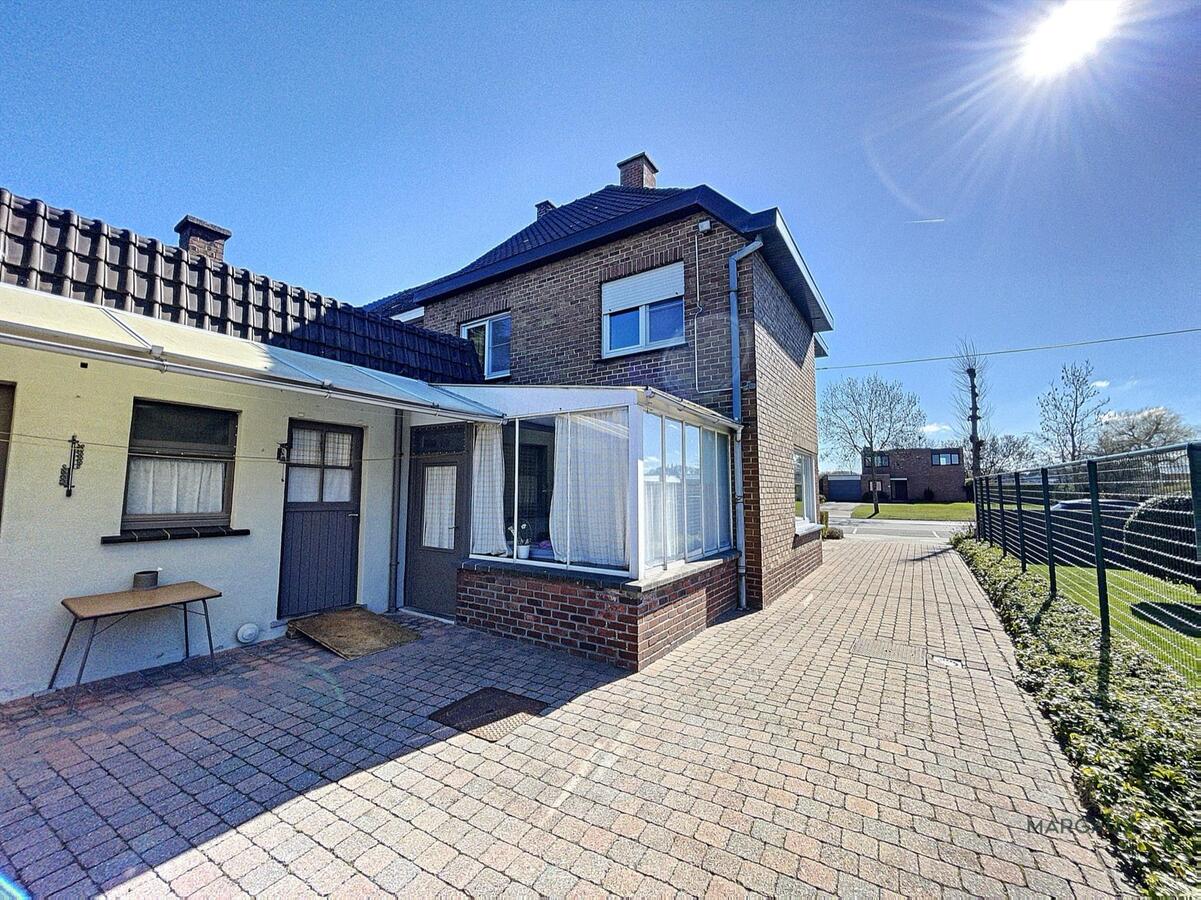 Verkocht op 1 dag! Te renoveren halfopen bebouwing op groot perceel 