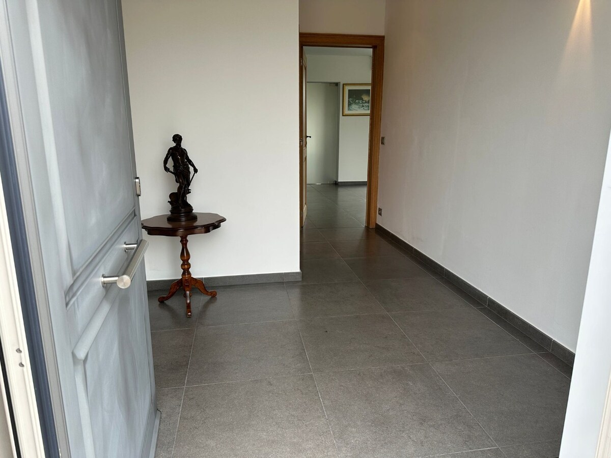 Alleenstaande woning met 3 slaapkamers, 3 garages en veel parkeermogelijkheid! 