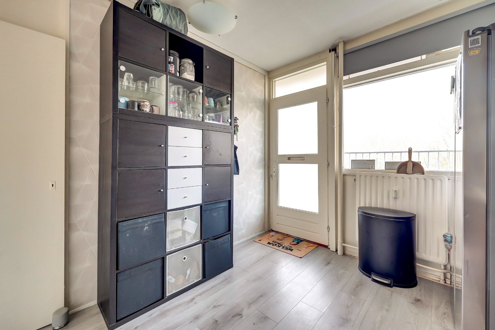 Dit lichte 4-kamer appartement op de 4e verdieping, met 3 slaapkamers, keurige keuken, balkon op het zuiden en berging in de onderbouw is gelegen in de populaire wijk "Ommoord". 