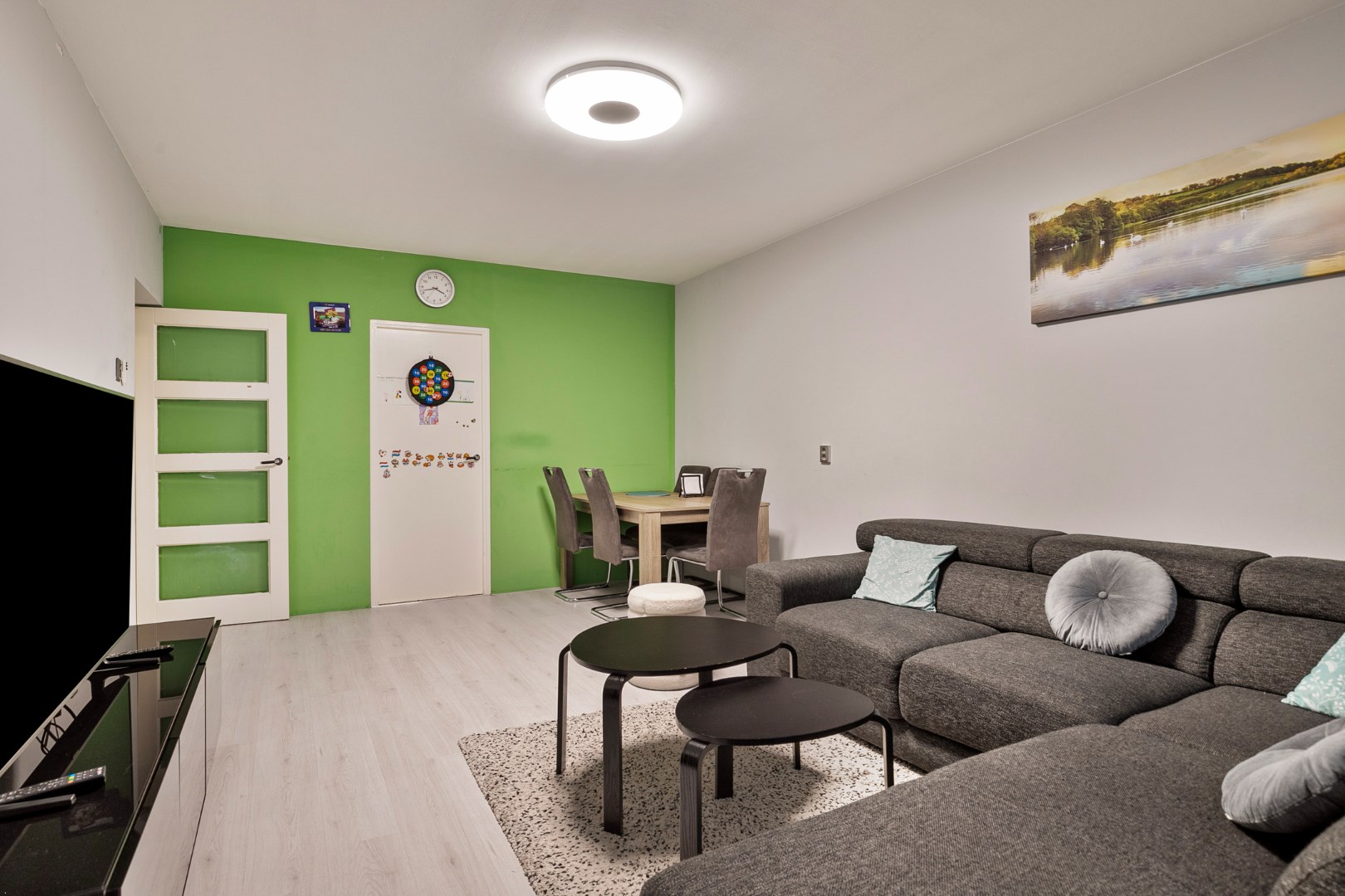 Instapklaar 3 kamer appartement op de 1e verdieping met keurige keuken en badkamer, balkon op het zuidoosten, berging in de onderbouw en gelegen op eigen grond. 