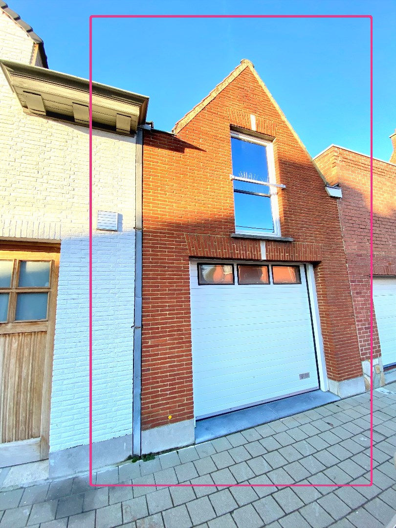 Up-to-date en bijzonder ruime gezinswoning met garage te Zwevegem 