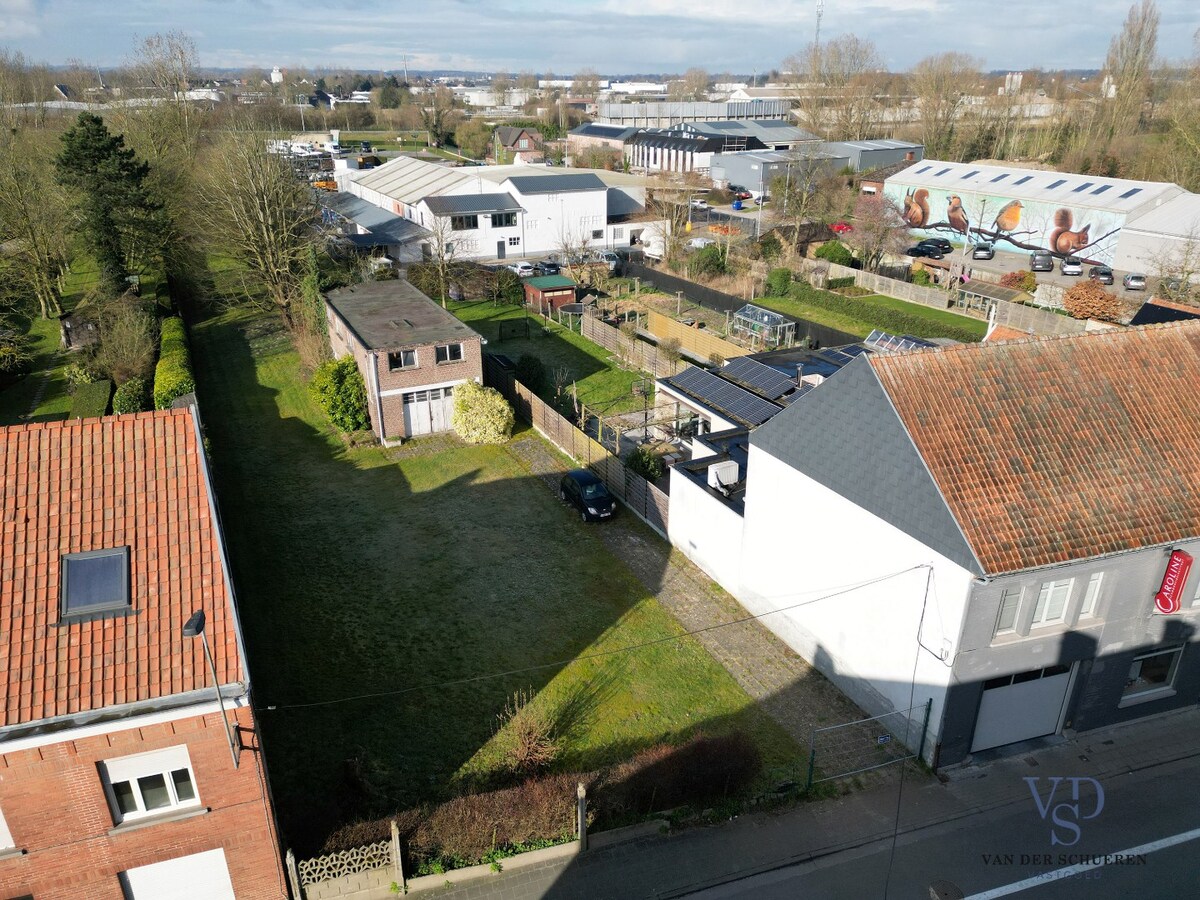 Bijgebouw met bouwgrond 