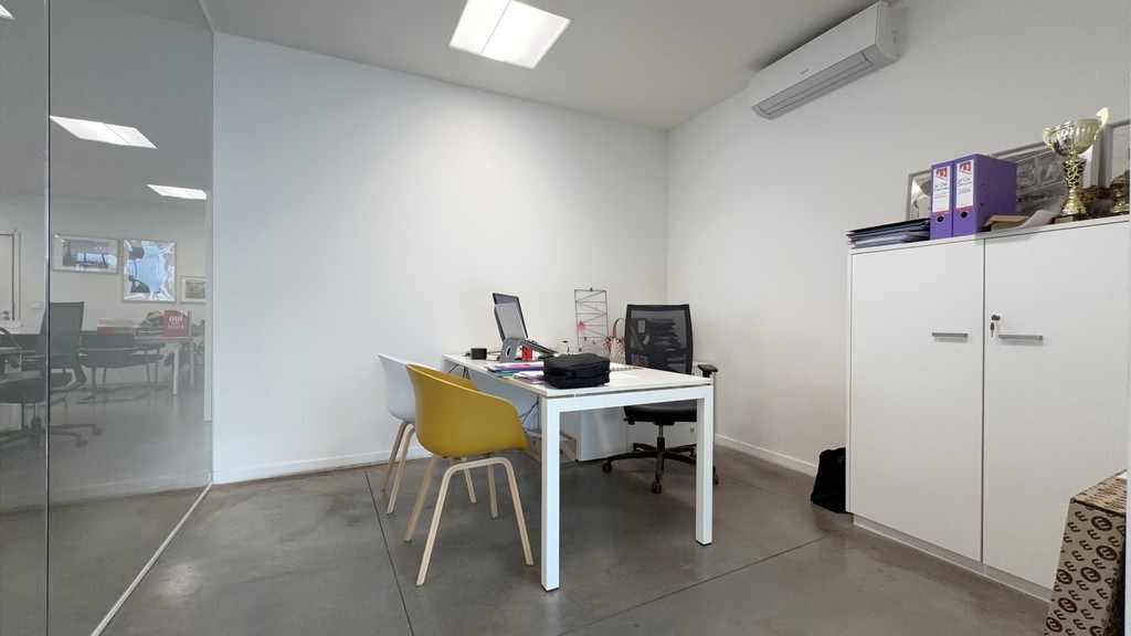 Showroom met magazijn te huur aan het Handelsdok in Gent