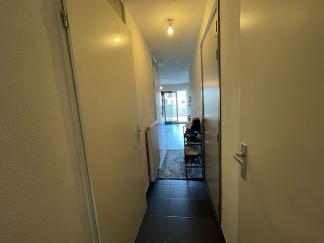 Sfeervol appartement met 2 slaapkamers, ruim terras en private autostaanplaats. 