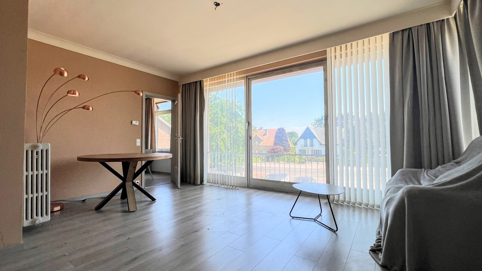 Handelspand met appartement op commerciële toplocatie 