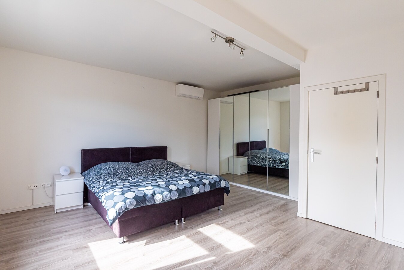 Tof ingerichte gezinwoning met privé-parking 