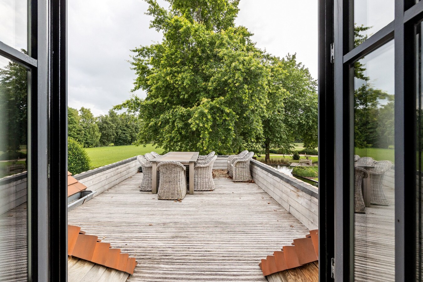 Prachtige landelijke villa met gezinstuin en graslanden op 32.558m² 