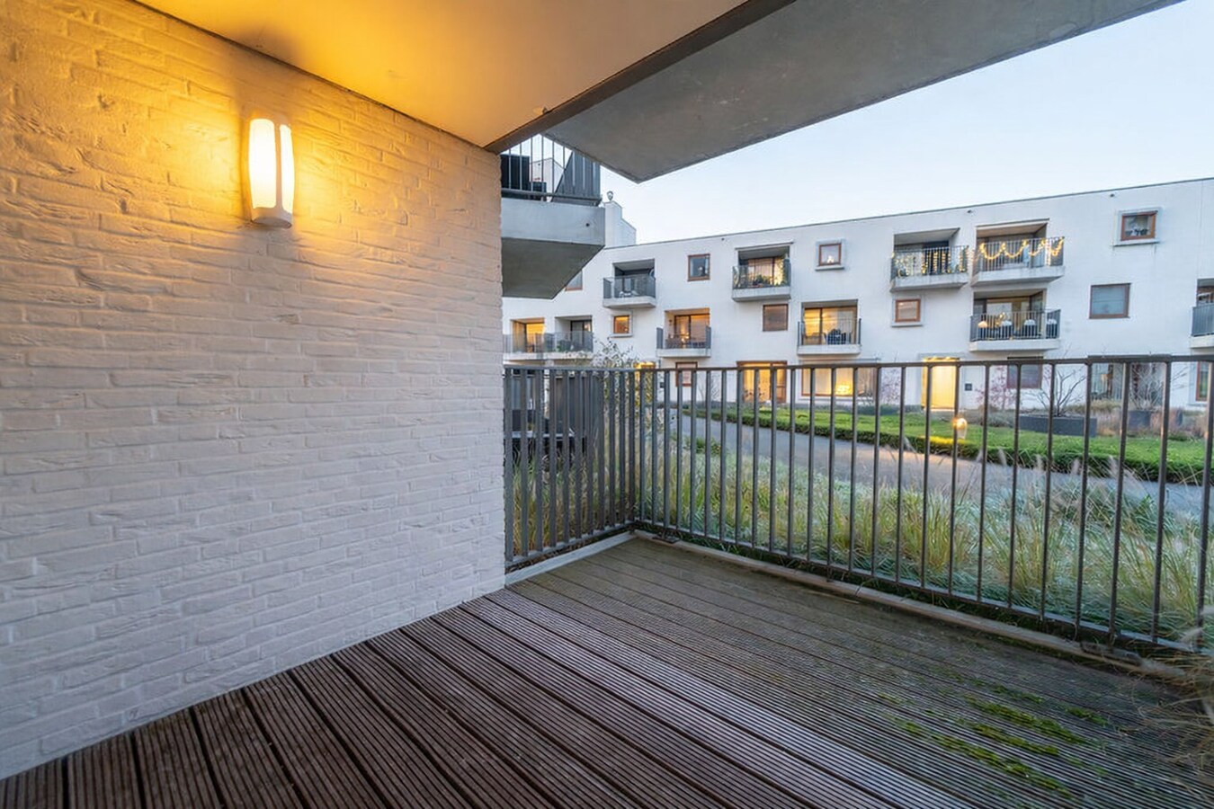 MODERN EN ENERGIEZUINING APPARTEMENT MET 1 SLAAPKAMER EN EIGEN PARKING TE BILZEN 