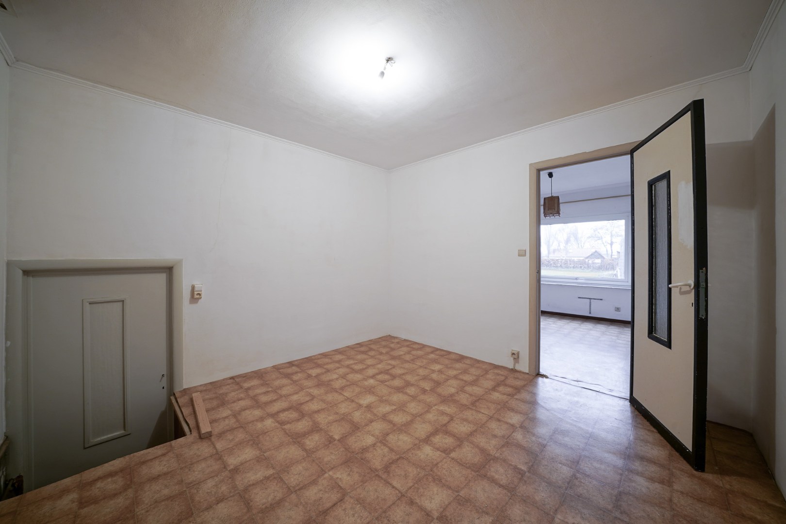 Alleenstaande woning op ruim perceel met vernieuwd woongedeelte en loods (80 m²) 