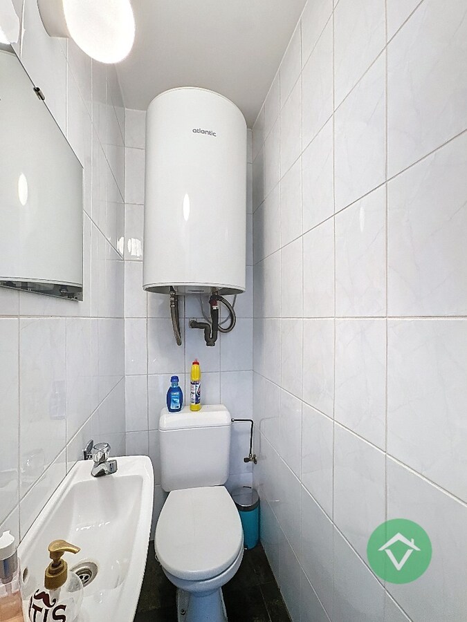 Volledig gerenoveerd handelspand met woonst en garage te Koekelare 