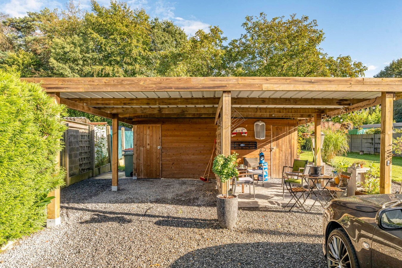 Comfortabel, gelijkvloers appartement mét ruime tuin en carport! 