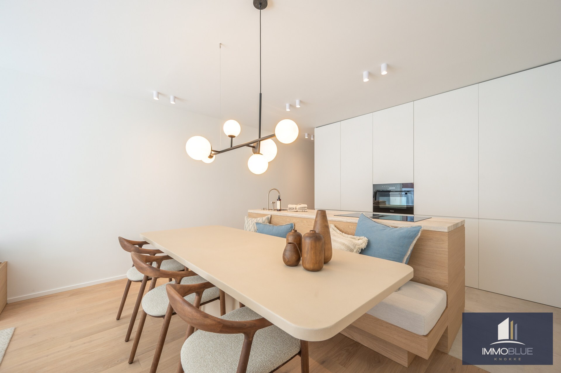 Prachtig gerenoveerd drie-slaapkamerappartement op een toplocatie vlak bij de Zeedijk en genietend van een zijdelings zeezicht. 