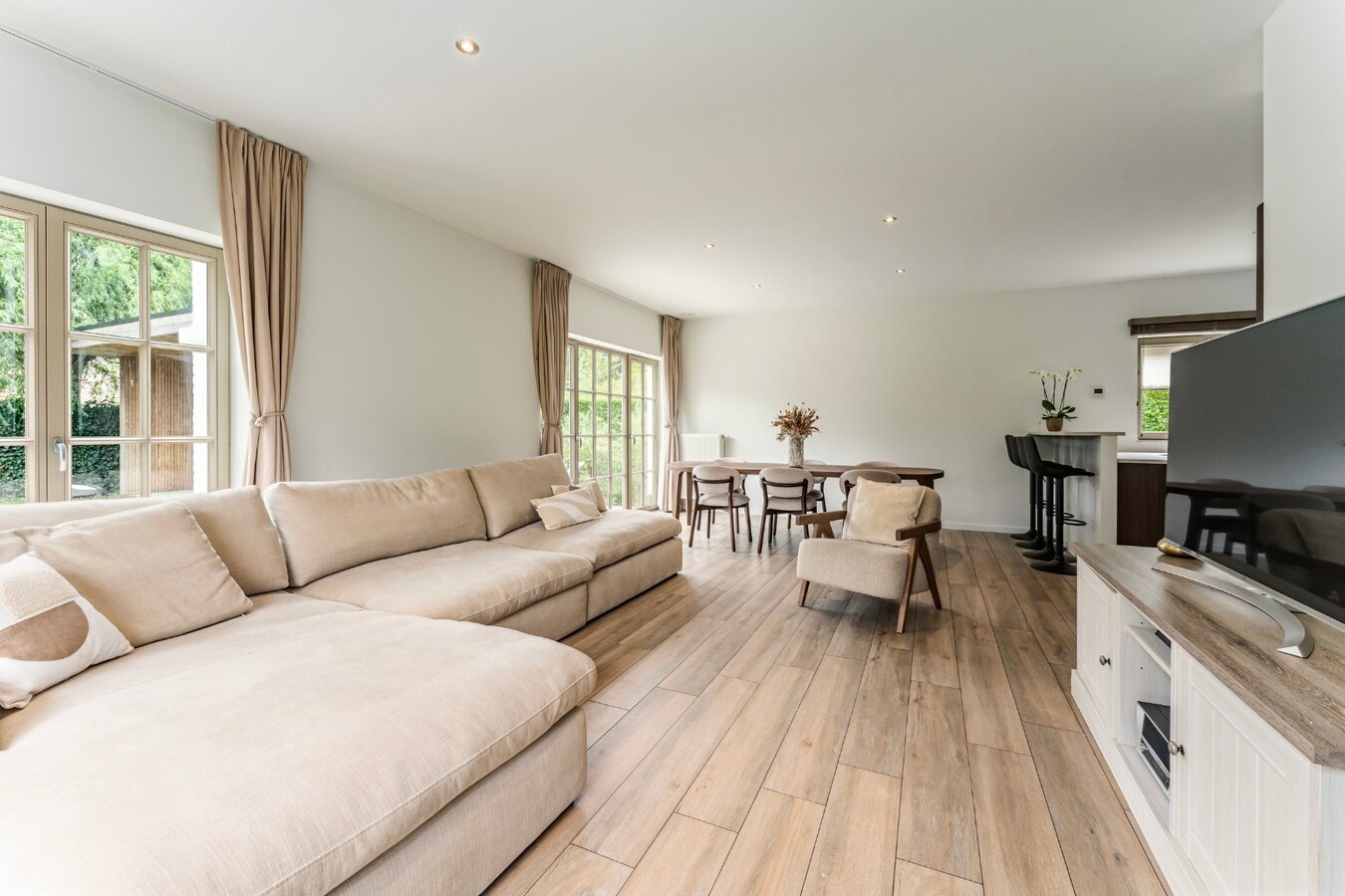 Exclusief gerenoveerde vrijstaande villa in rustige en residentiële omgeving 