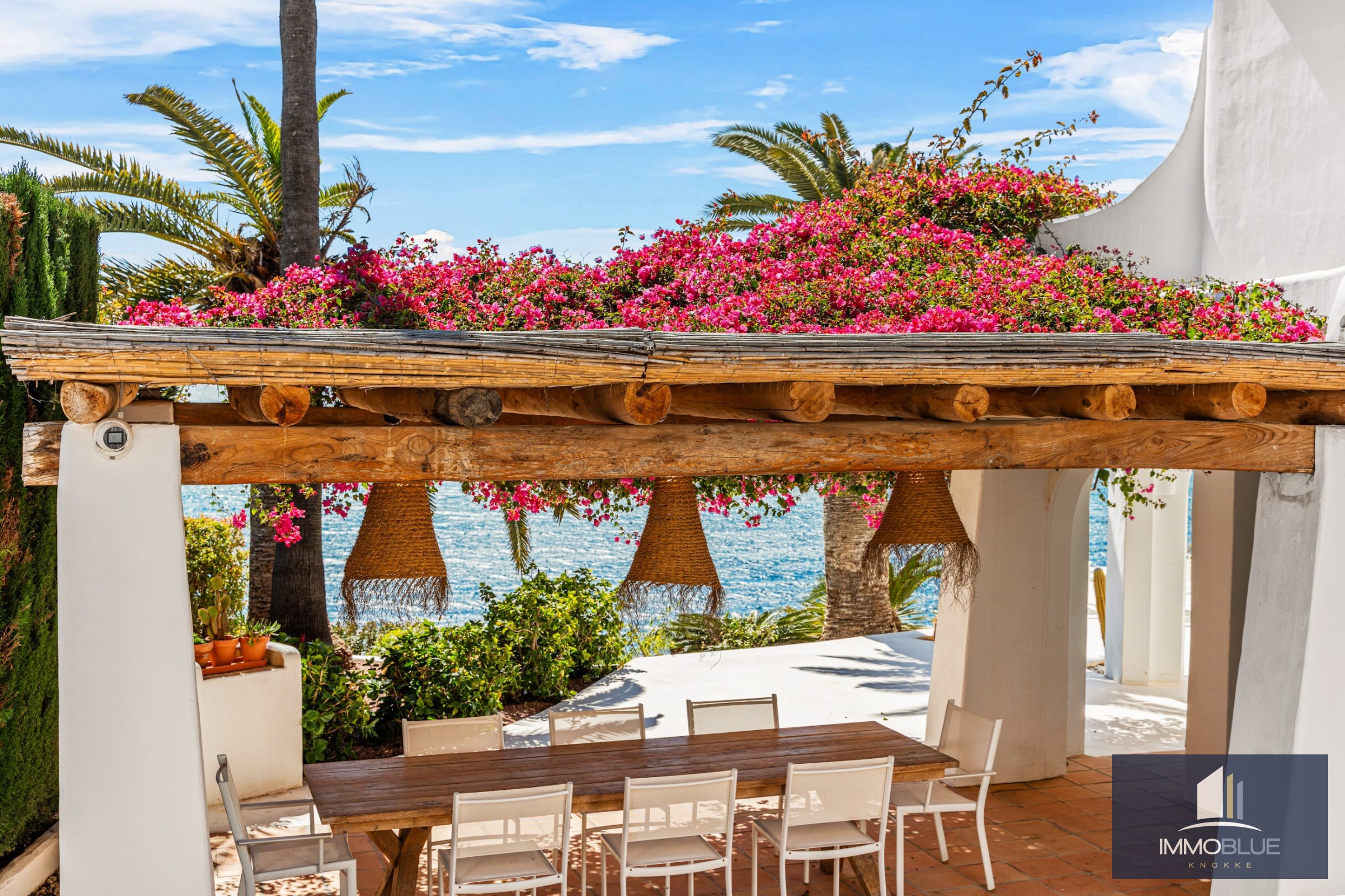 Villa méditerranéenne rénovée avec vue sur mer dans un environnement côtier calme 