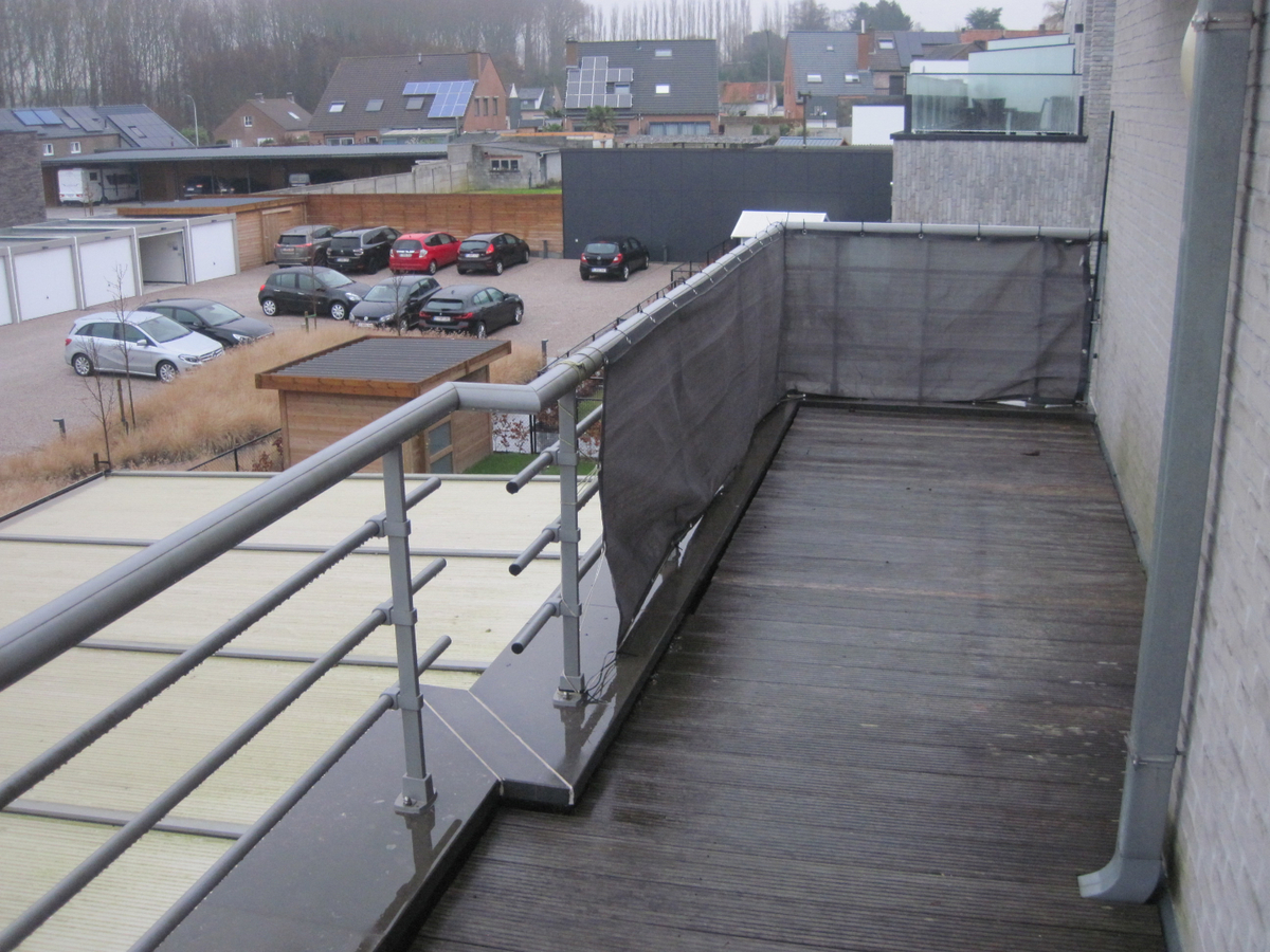 Recent appartement met ruim terras. Geen vaste kosten ! 