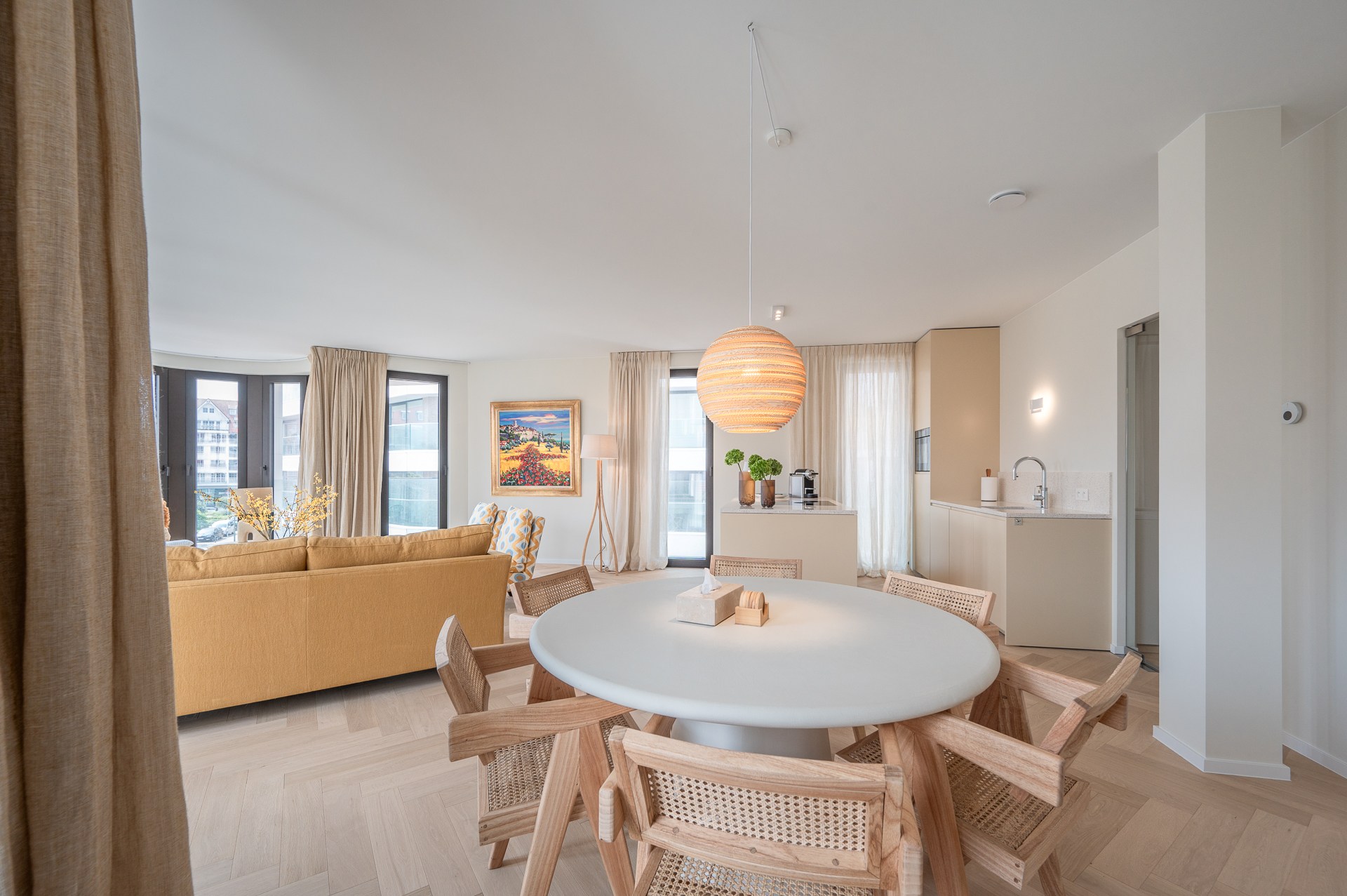 Op de tweede verdieping van de exclusieve residentie Triangle Vert, een gebouw geïnspireerd op de iconische Flat Iron in New York, vindt u dit uitzonderlijke hoekappartement. 