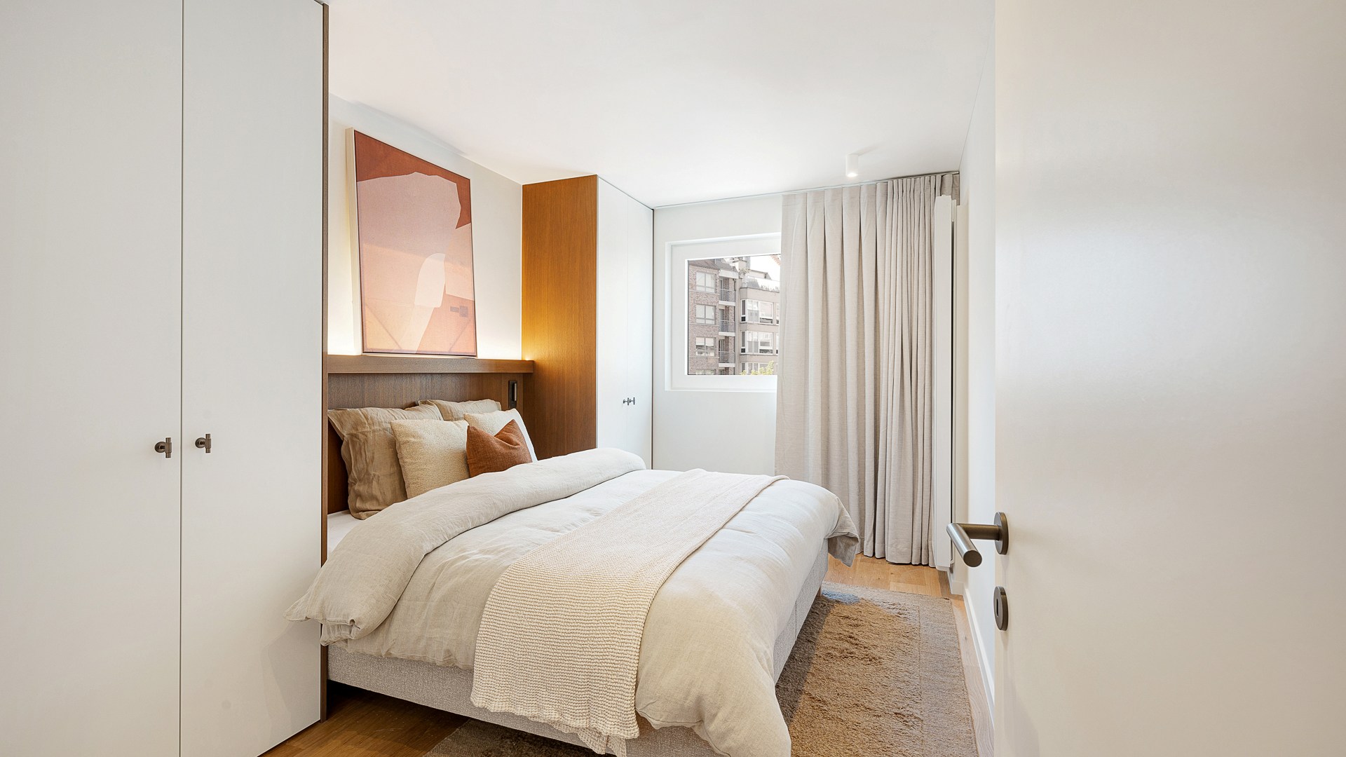 Appartement d'angle spacieux et luxueusement rénové avec des vues dégagées et une largeur de façade de plus de 16 mètres. 