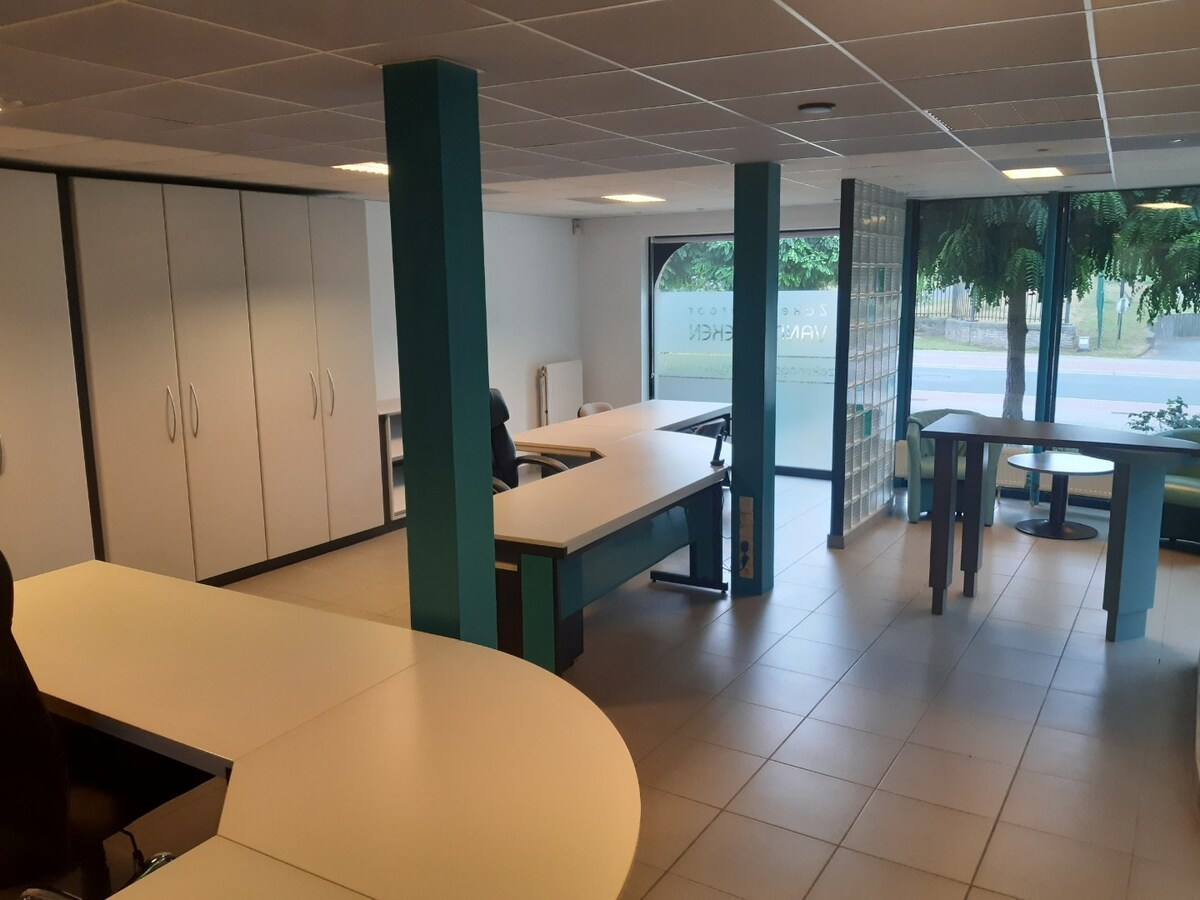 Ruim en instapklaar kantoor met parking; 