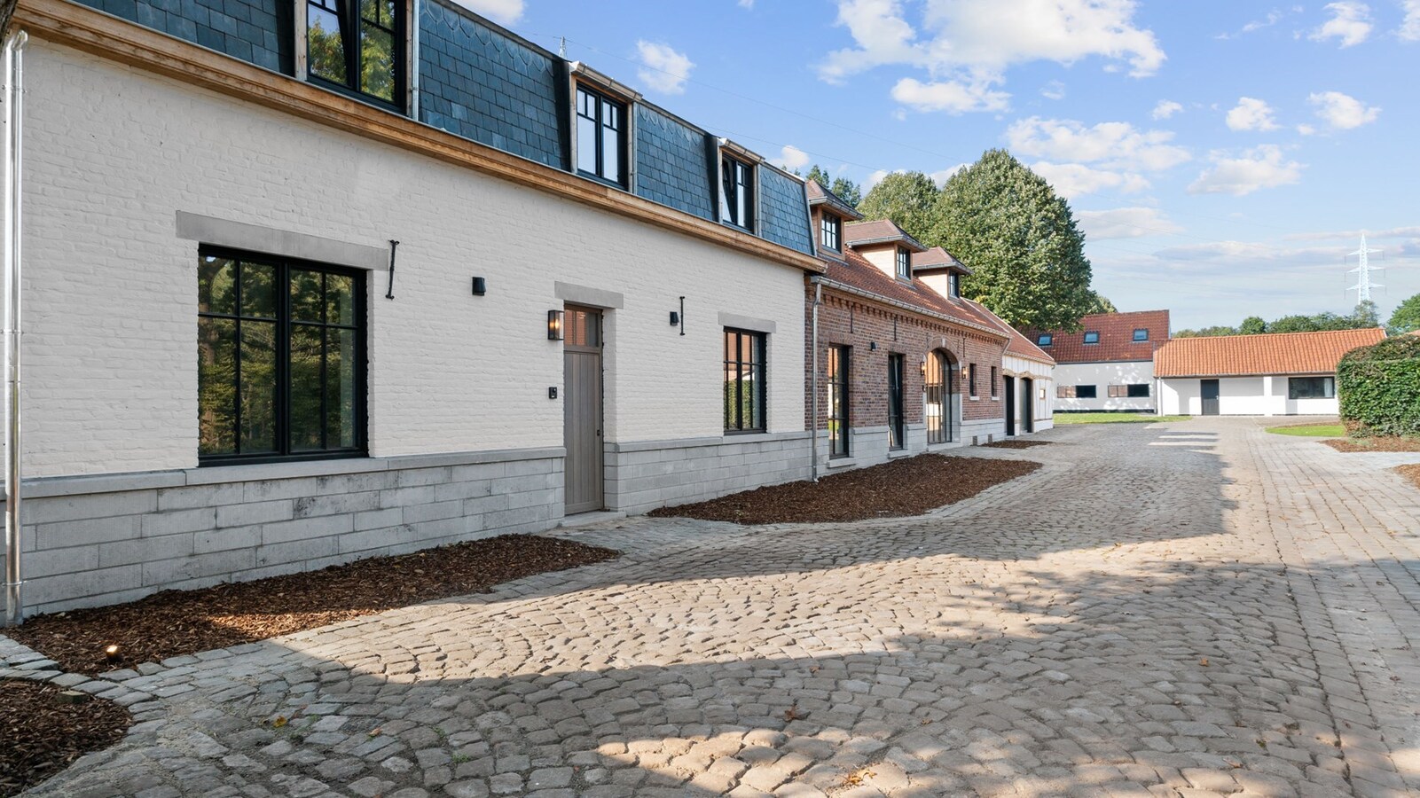 Luxueus landhuis met binnen- en buitenpiste en paardenstallen op een domein van ca. 3 ha te As 
