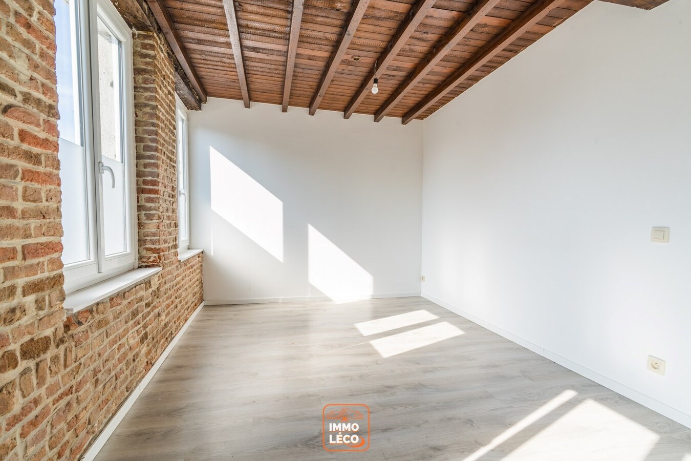 Maison rénovée 1 chambre, terrasse, 1 emplacement de parking privatif sécurisé ! 