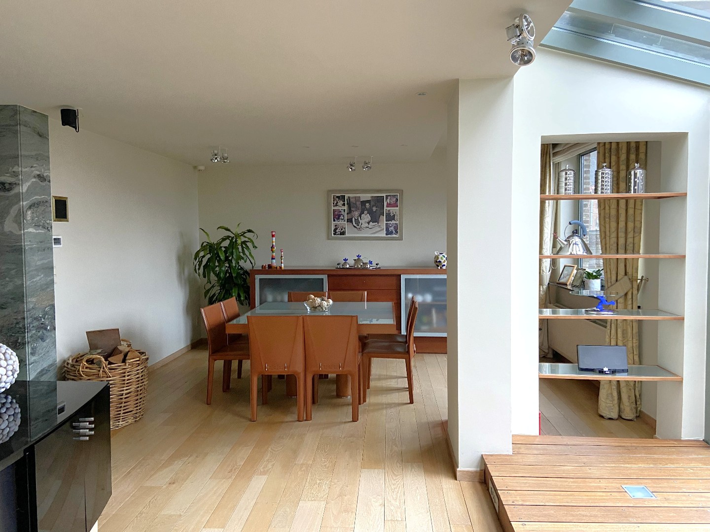 Multifunctioneel handelspand met luxueuze woonst op centrumligging in Sint-Eloois-Vijve! 