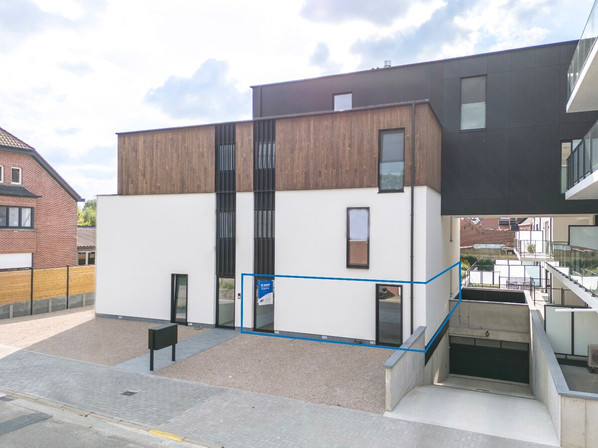 Gelijkvloers nieuwbouwapp. met tuin en garage, centrum Herzele 