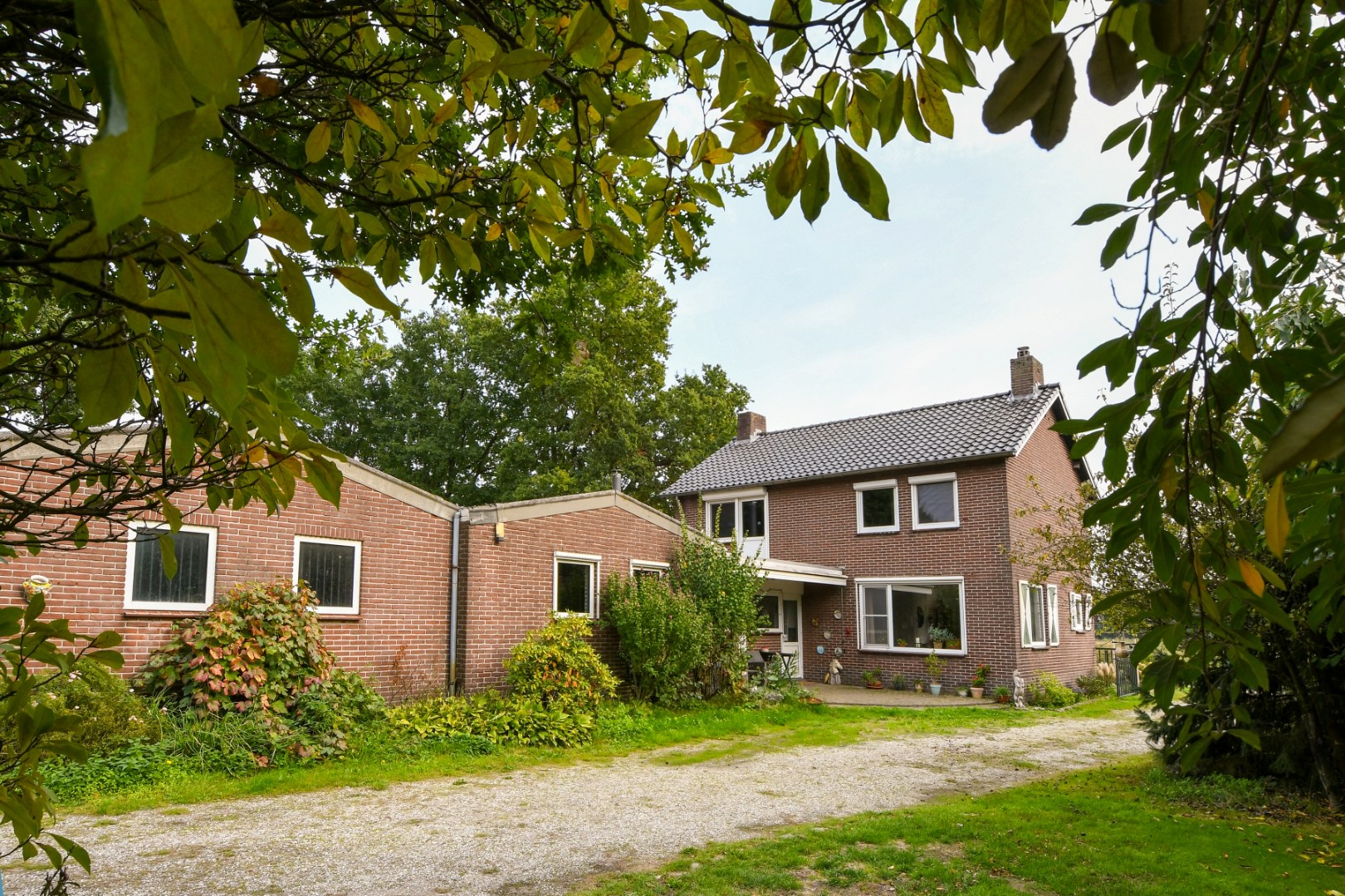 Vrijstaand woonhuis met inpandige garage, stal met 2 paardenboxen, vrijstaande inloopstal en verlichte zandpaddock met longeercirkel op een perceel van ruim 18.500 m2. Ideaal voor paardenliefhebbers. 