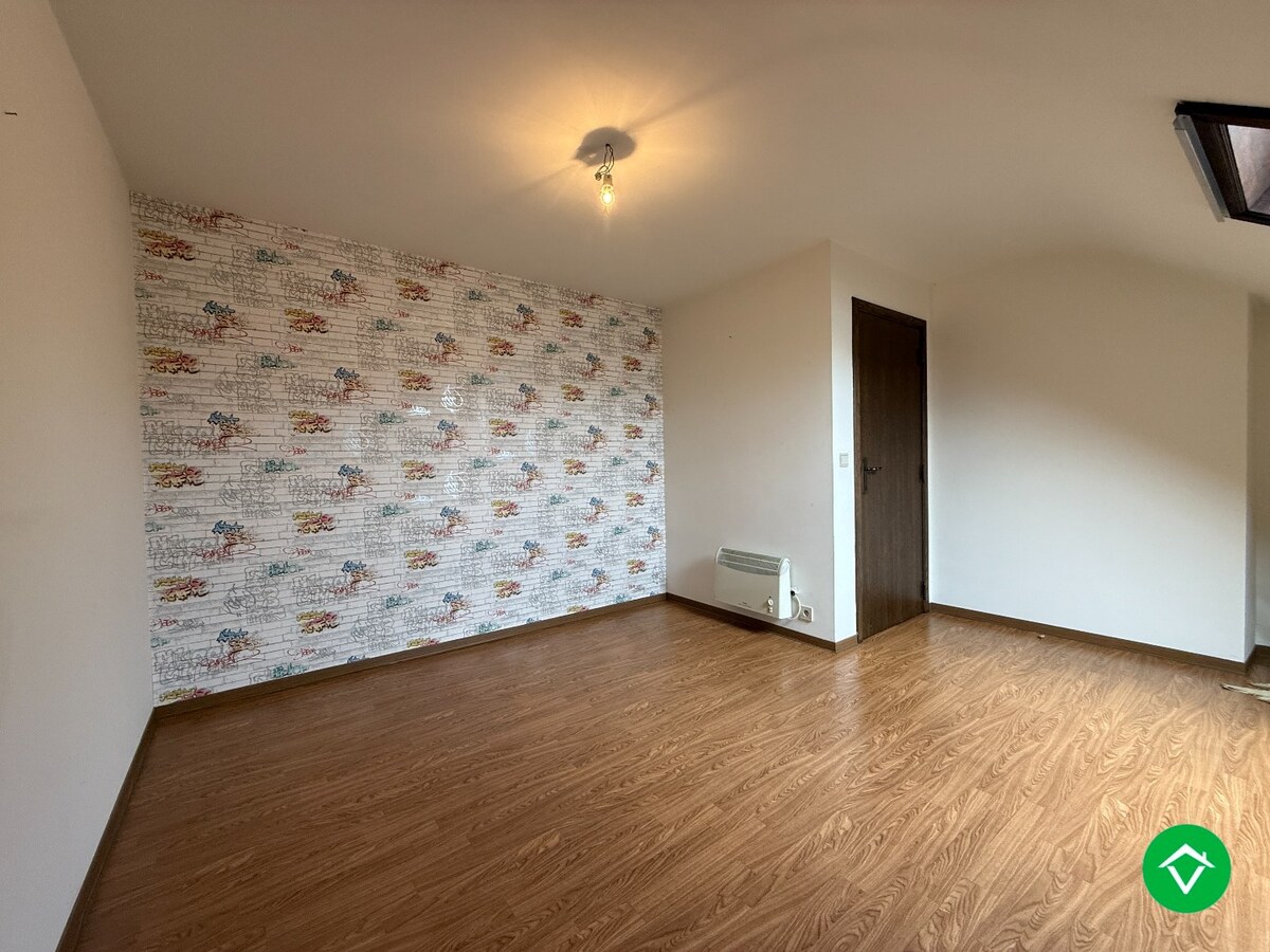 Alleenstaande woning met 5 slaapkamers, tuin en garage/loods te Roeselare 