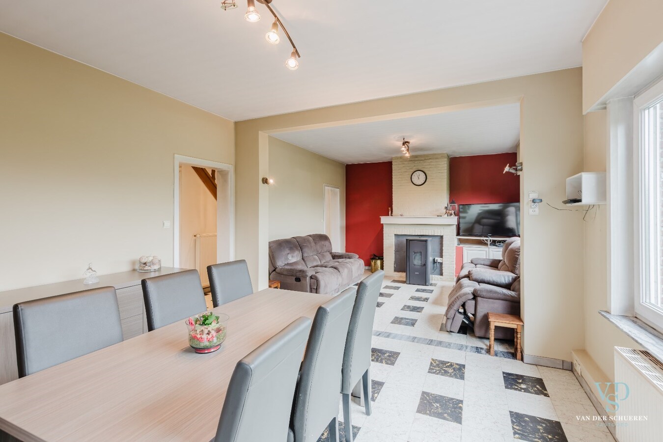 Degelijke, goed gelegen gezinswoning. 